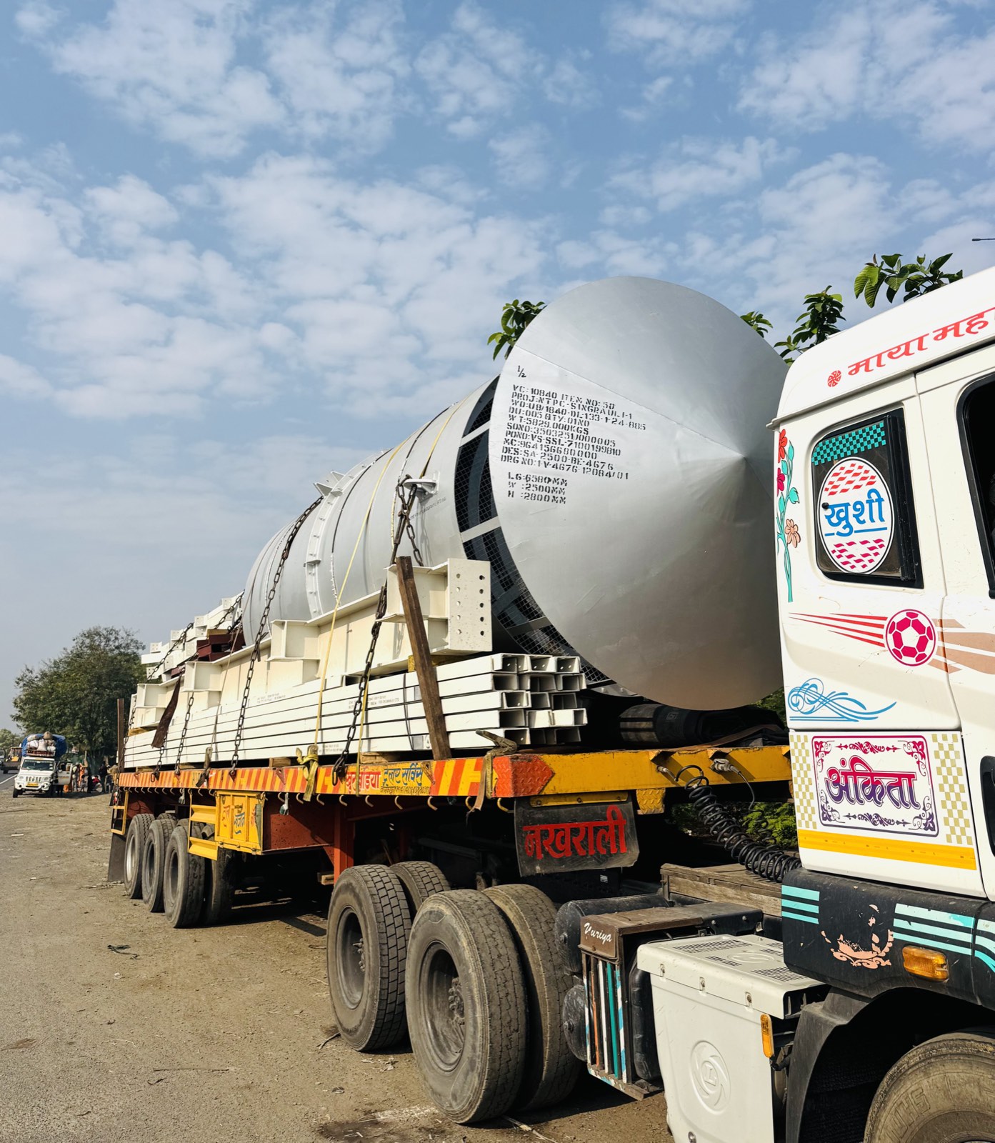 Large pressure vessel secured on a multi-axle trailer